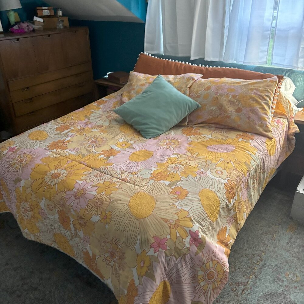 Queen Size comforter set-Artist series by Target